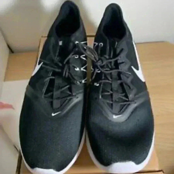 L NEW Men\'s NIKE Sneakers- Black/White- US 12 main image 4